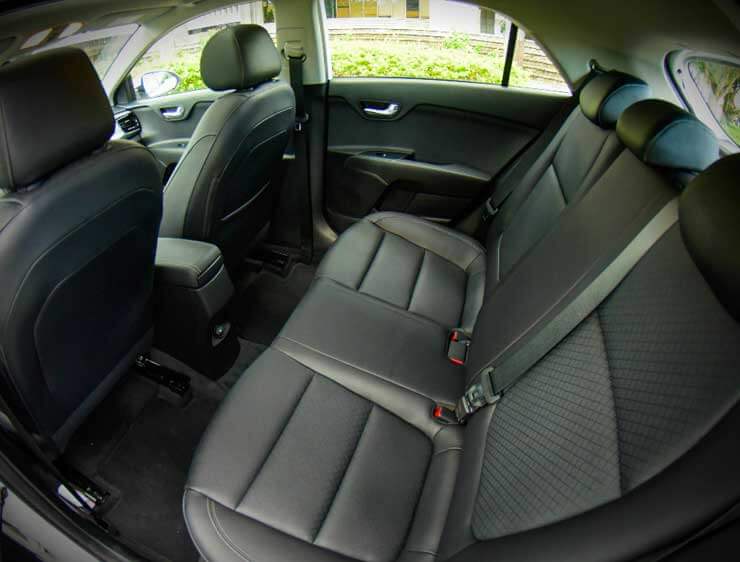 Espacio de la cabina de Kia Rio Hatchbacko